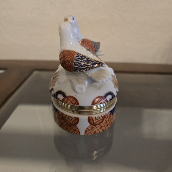 Porclain hand painted love bird trinket box Andrea by Sadek - Picture 3 of 12